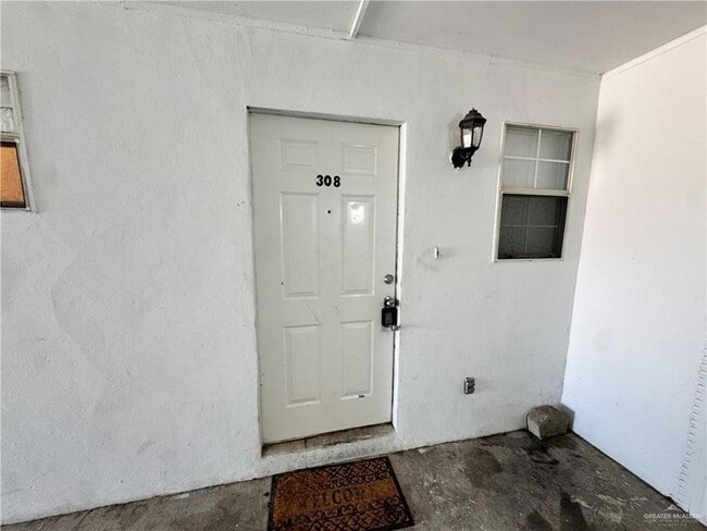 Building Photo - 1804 Oasis Dr