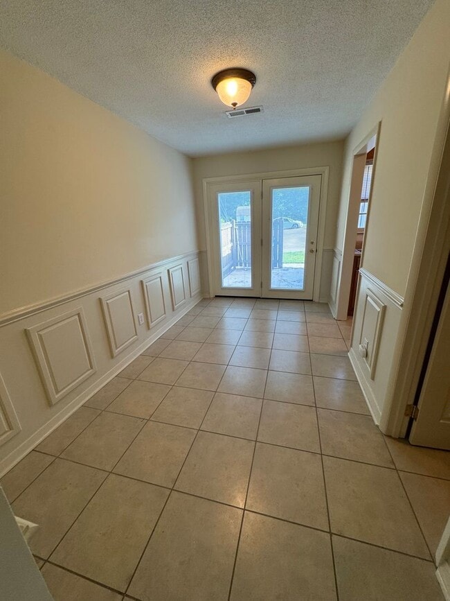Building Photo - Spacious 2 Bed, 1.5 Bath Apartment in Prim...