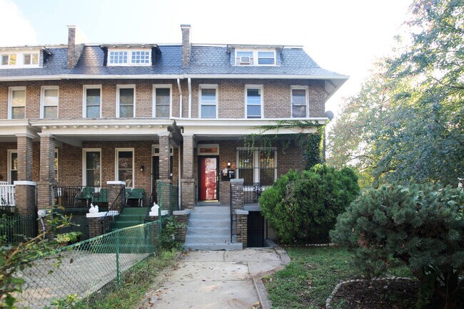Primary Photo - Private room in 6 bedroom Washington Apart...