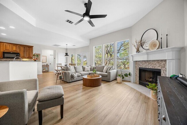 Building Photo - 128 Las Colinas Dr