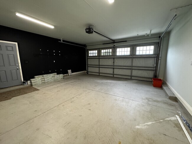 Building Photo - 231 Southwoods Ln