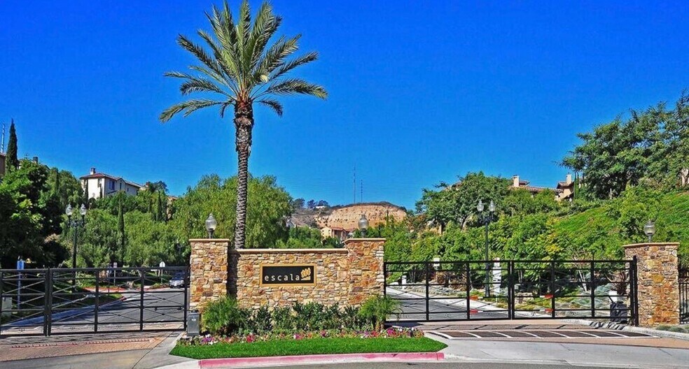 Building Photo - 2634 Bellezza Dr