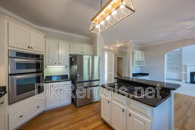Building Photo - 841 Lakeglen Dr