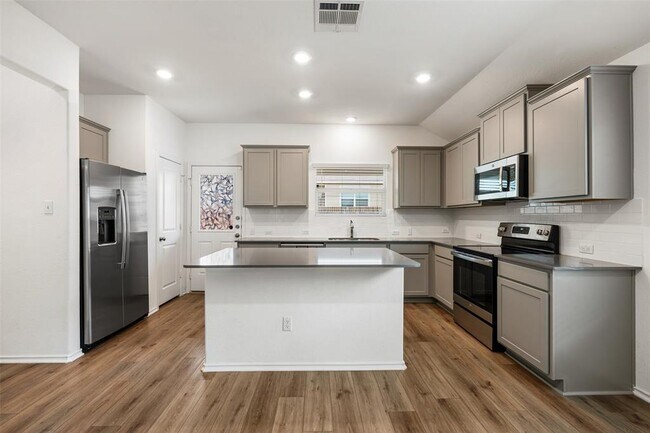 Building Photo - 148 Perfect World Lp