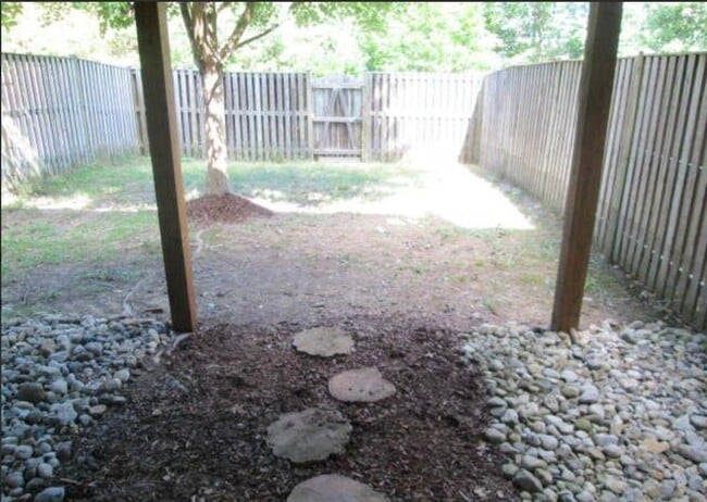 Building Photo - Beautiful 3 Bed 2 Bath 2 Half Bath Brick T...