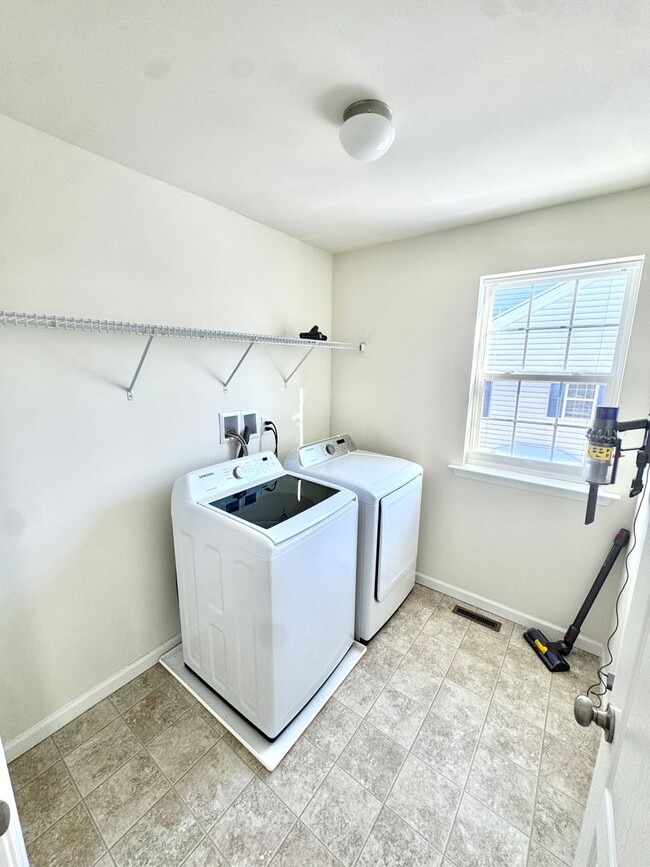 Building Photo - THREE BEDROOM TOWNHOME- PARKLAND SCHOOLS!