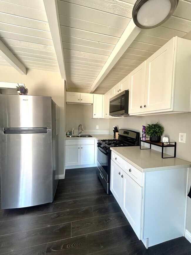 Building Photo - Newly Renovated 2 Bedroom 1 Bathroom Home