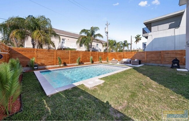 Building Photo - 104 W Pompano St