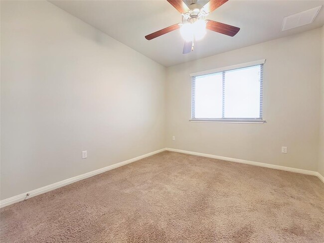 Building Photo - 429 Star Thistle St