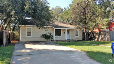 Building Photo - Close to Tech, 2/1 with plenty of room