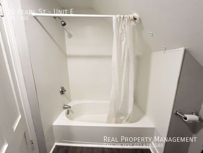 Building Photo - 1 Bedroom Unit Available! Limited-Time Off...