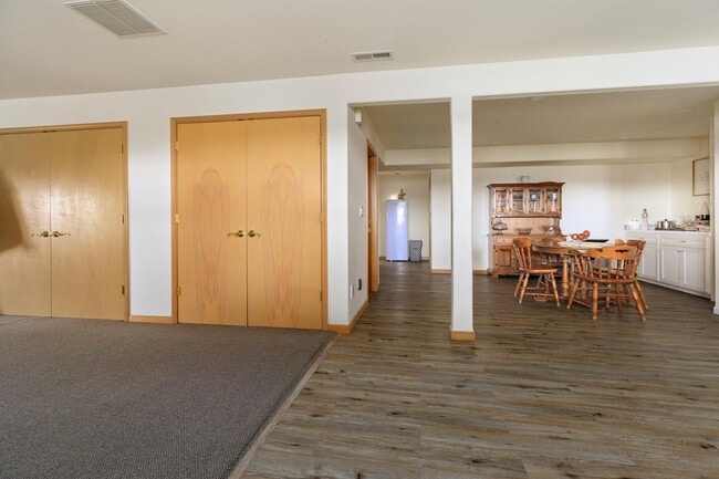 Building Photo - Gorgeous Lower Level Apartment Ready For a...