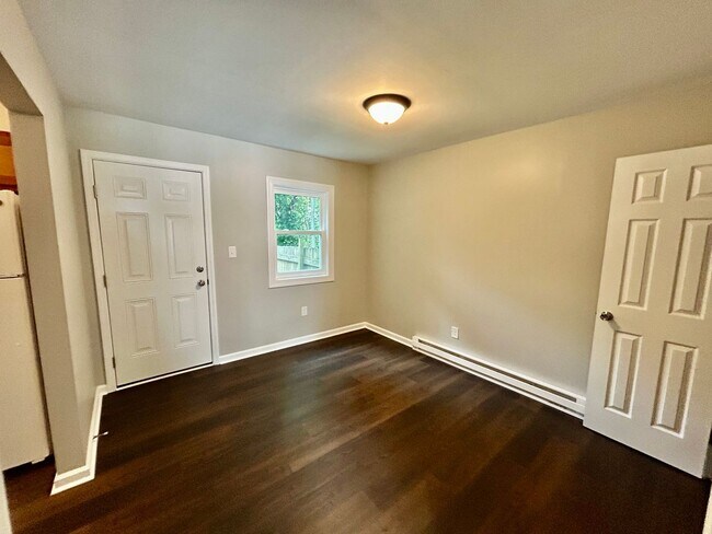 Building Photo - HALF OFF FIRST MONTH - 2 Bedroom in Versailles!