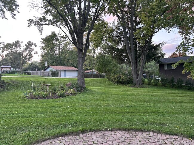 Building Photo - 1200 Algonquin Rd