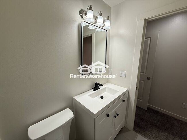 Building Photo - Modern condo, conveniently located!