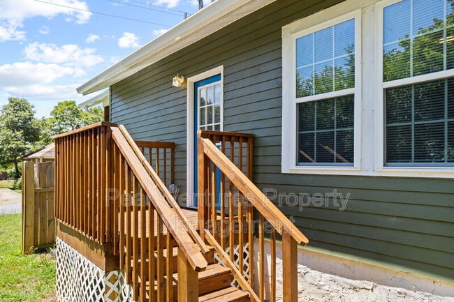 Building Photo - 704 Fairfax St