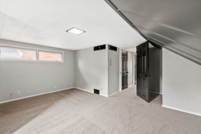 Building Photo - Stunning 3 bedroom home in Carrick available May 15!