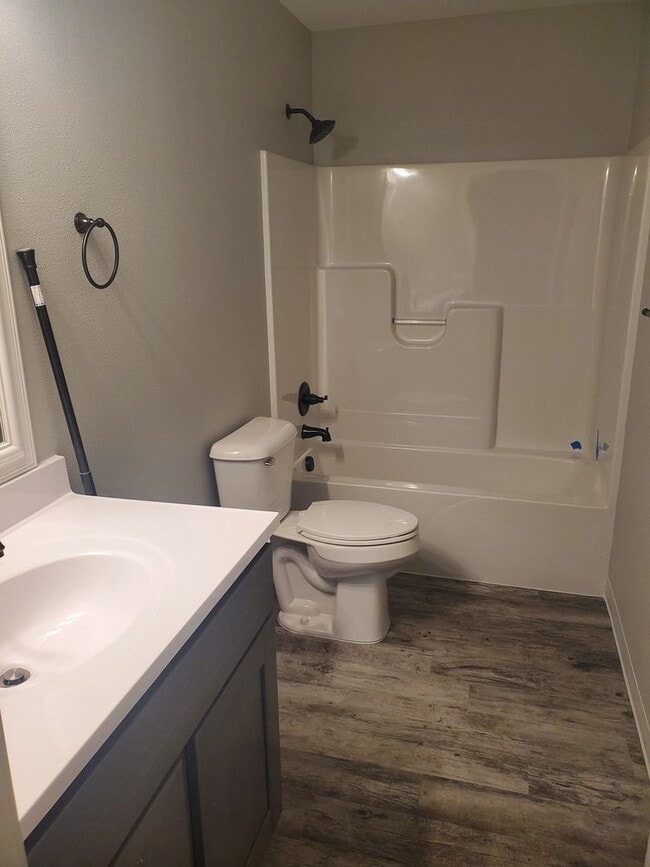 Building Photo - 4 bedroom/ 2 bath Home