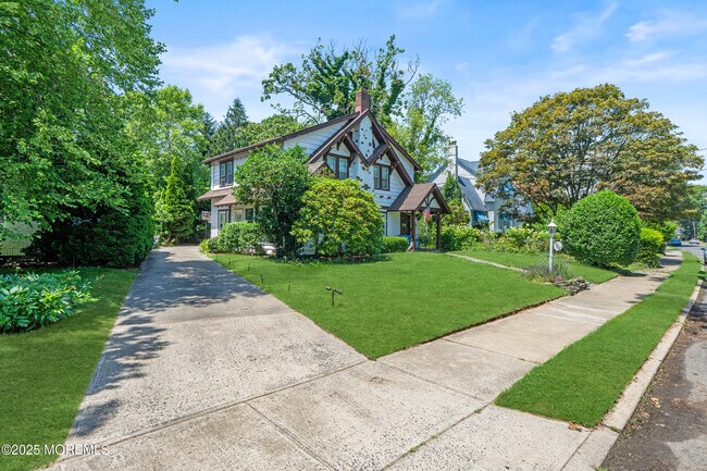 Building Photo - 562 N Edgemere Dr