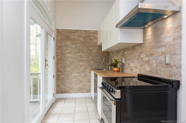 Building Photo - 241 Maple Rd