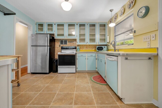 Building Photo - Stunning 3 Bedroom 2 Bathroom Mid-Century ...
