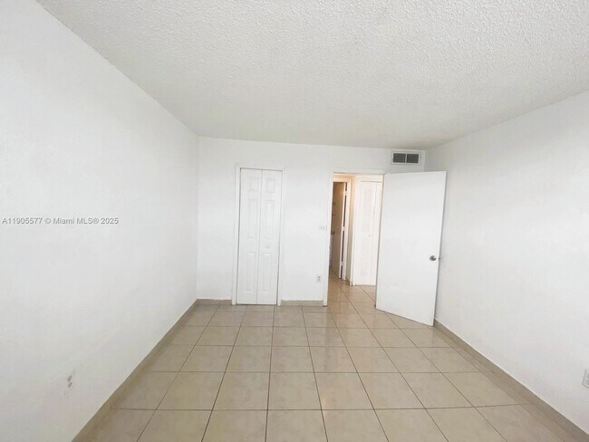 Building Photo - 666 W 81st St