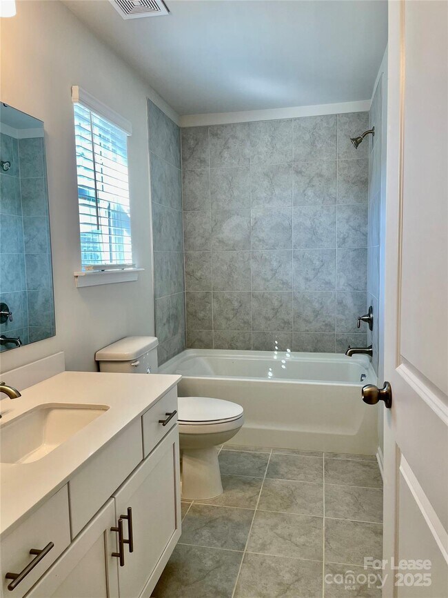 Building Photo - 403 Wescott St