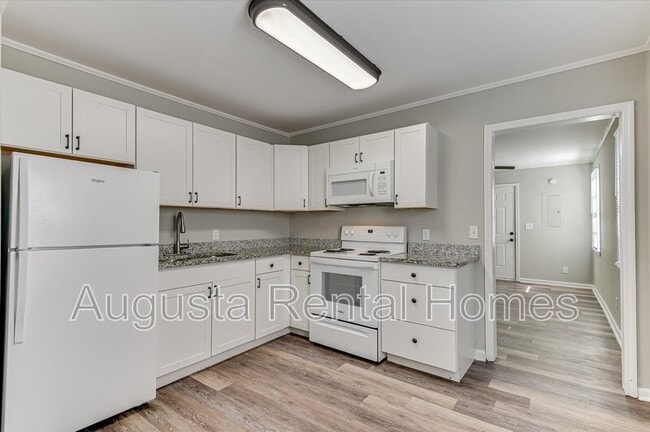 Building Photo - 2128 Roosevelt Dr