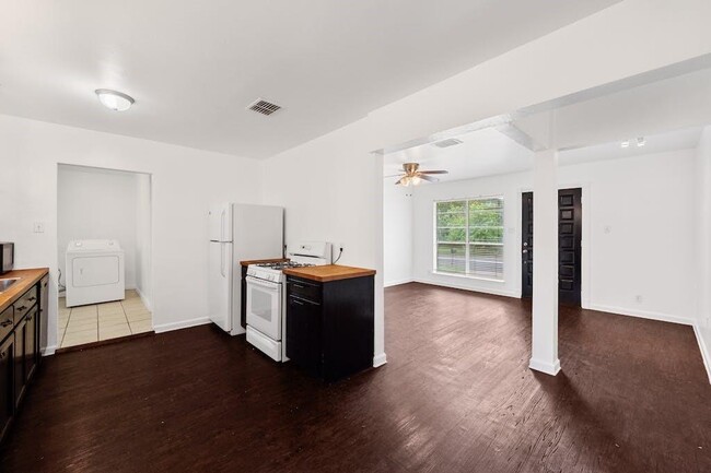 Building Photo - 3202 Dolphin Dr