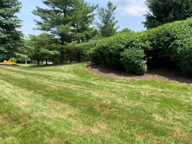 Building Photo - Spacious and Private Condo in The Oaks at ...