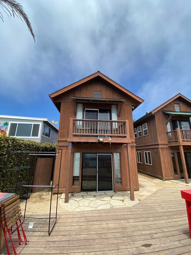Building Photo - 6585 Del Playa Dr