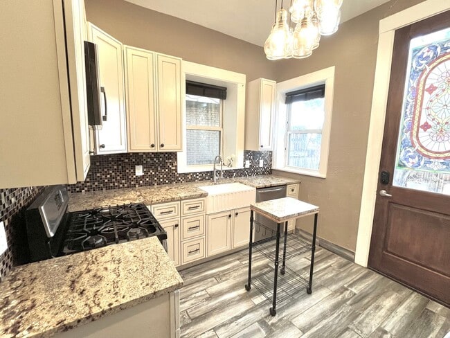 Building Photo - $1000 off Move in Special - Charming 2 bed 1 bath W/D in unit, free parking, renovated kitchen, f...