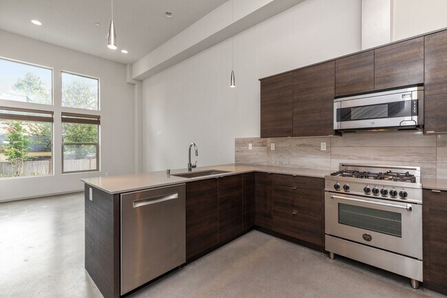 Building Photo - Stylish 3 BR/ 2/5 BA townhouse in Seattle
