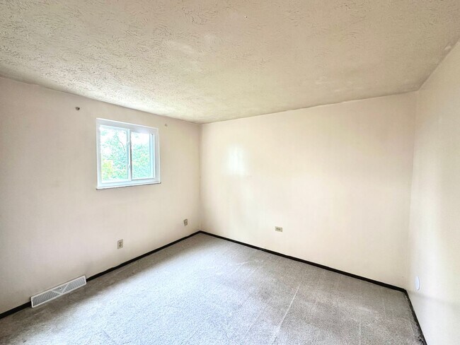 Building Photo - Well-Maintained 2 Bed, 1 Bath Townhome in West Mifflin - Private Balcony, Central AC & Heat - Ava...