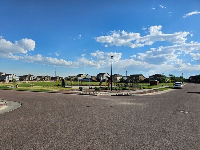 Building Photo - Beautiful 5 Bedroom, 3.5 Bath, 4 Car Garag...