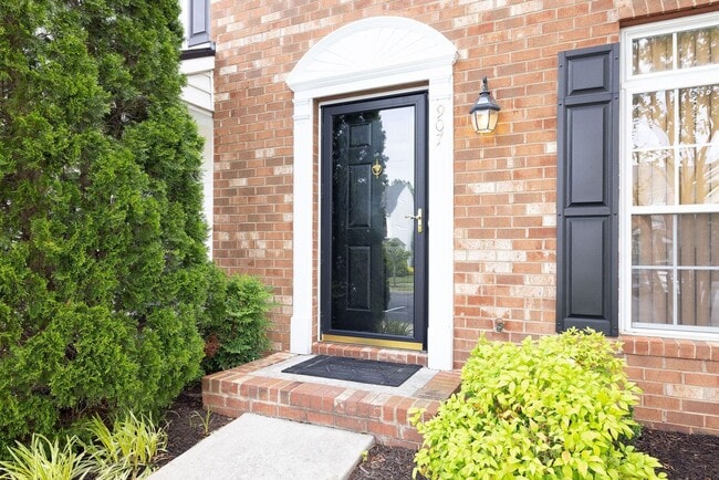 Building Photo - Well-maintained townhouse in Richmond