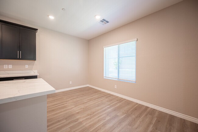 Building Photo - 600 N Carriage Hill Dr