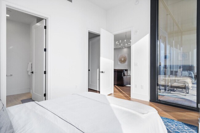 Building Photo - Premier Penthouse Suite at Seven 88 West Midtown-