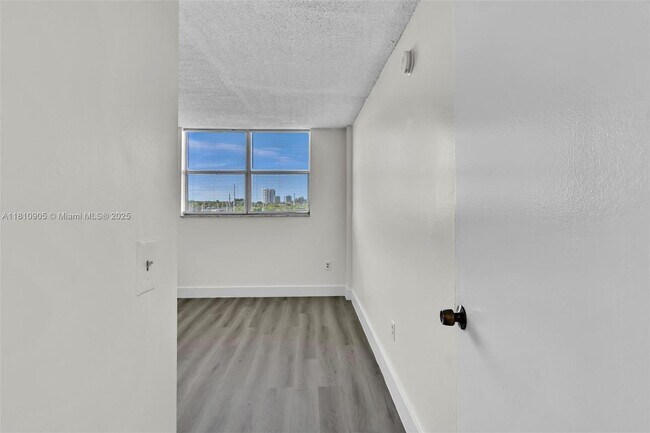Building Photo - 16465 NE 22nd Ave