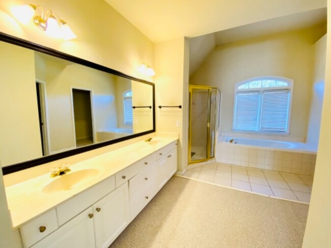 Building Photo - 835 River Trace Ct