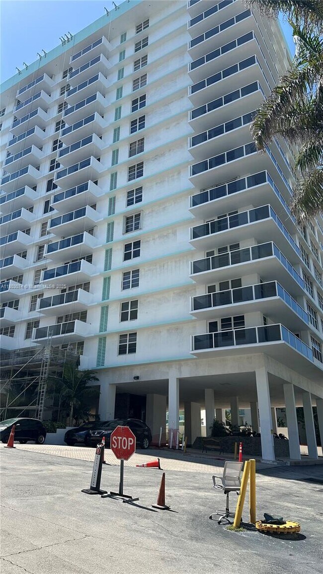 Building Photo - 3725 S Ocean Dr