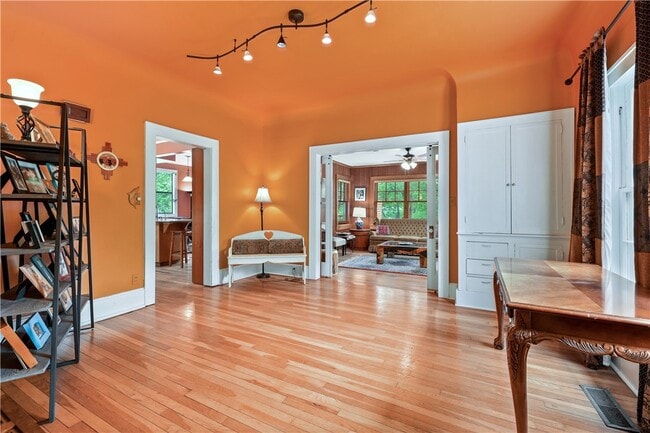 Building Photo - 402 W Ila St