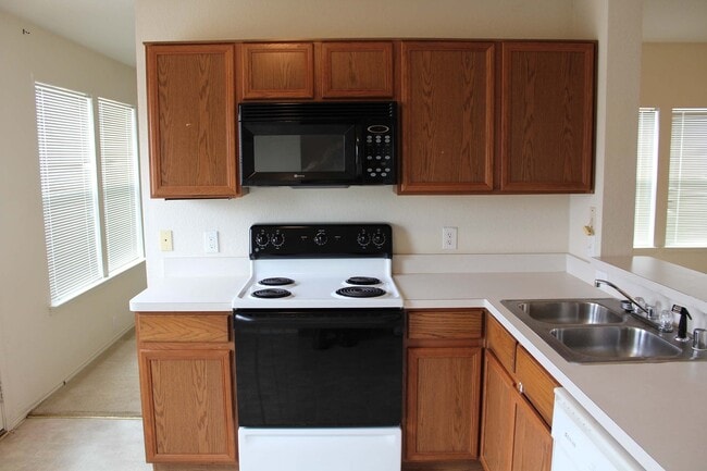 Building Photo - Lovely 3 BR 2 BA Home for Lease in Cross Oak Ranch Addition