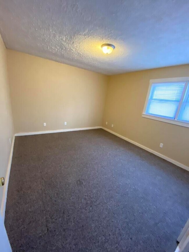 Building Photo - 91 Meadowgreen
