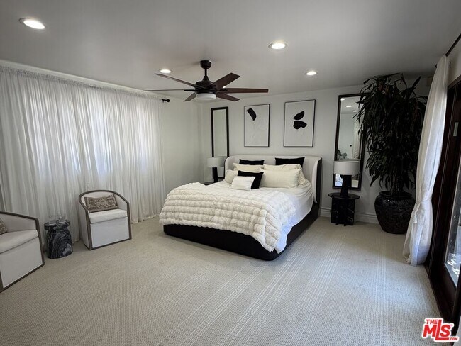 Building Photo - 1727 San Ysidro Dr