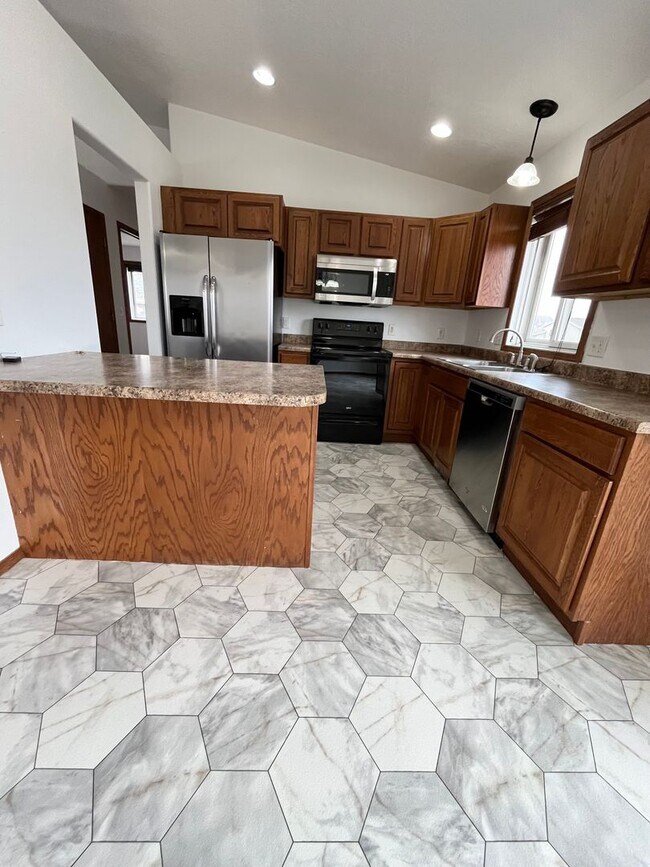 Building Photo - 3 Bed/2 Bath Home w/ Fenced in Yard!