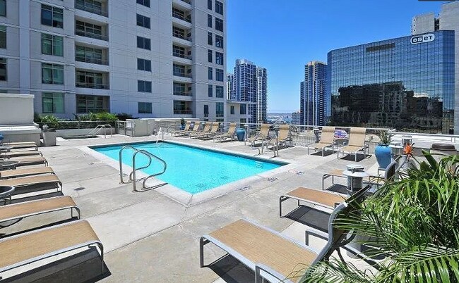 Building Photo - 425 W Beech St