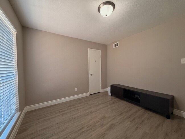 Building Photo - 9201 Clarewood Dr