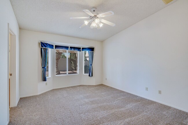 Building Photo - Beautiful, Clean 3Bdrm, 2ba home on East s...