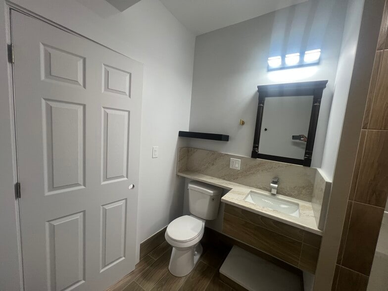 Building Photo - 7220 S East End Ave